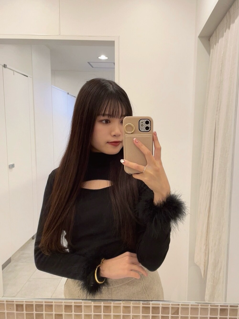 ブラウン系のブーツ、ブラック系のバッグ、ベージュ系のその他パンツを着用したレディースの冬コーディネートの3枚目の写真