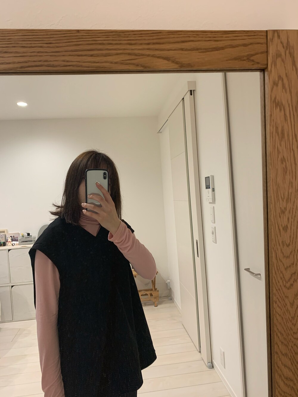 ブラック系のベスト、ピンク系のTシャツ/カットソーを着用したレディースの春コーディネートの2枚目の写真