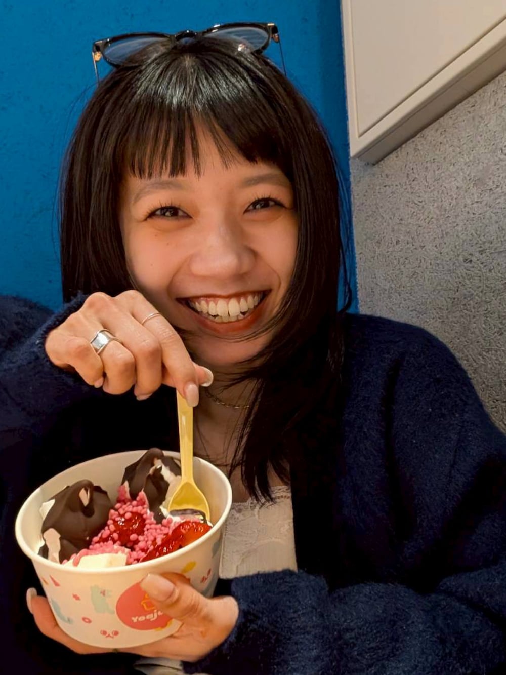 ホワイト系のキャミソール、ブラック系のその他パンツを着用したレディースの春コーディネートの2枚目の写真