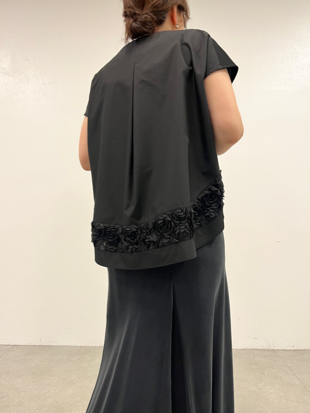 ブラック系のスカート、ブラック系のTシャツ/カットソーを着用したレディースの春コーディネートの5枚目の写真