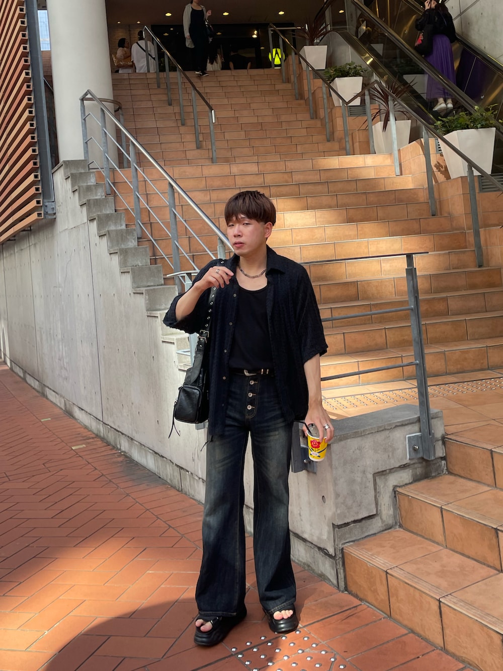 ブラック系のシャツ/ブラウス、ブラック系のタンクトップ、ブルー系のデニムパンツを着用したメンズの夏コーディネートの2枚目の写真