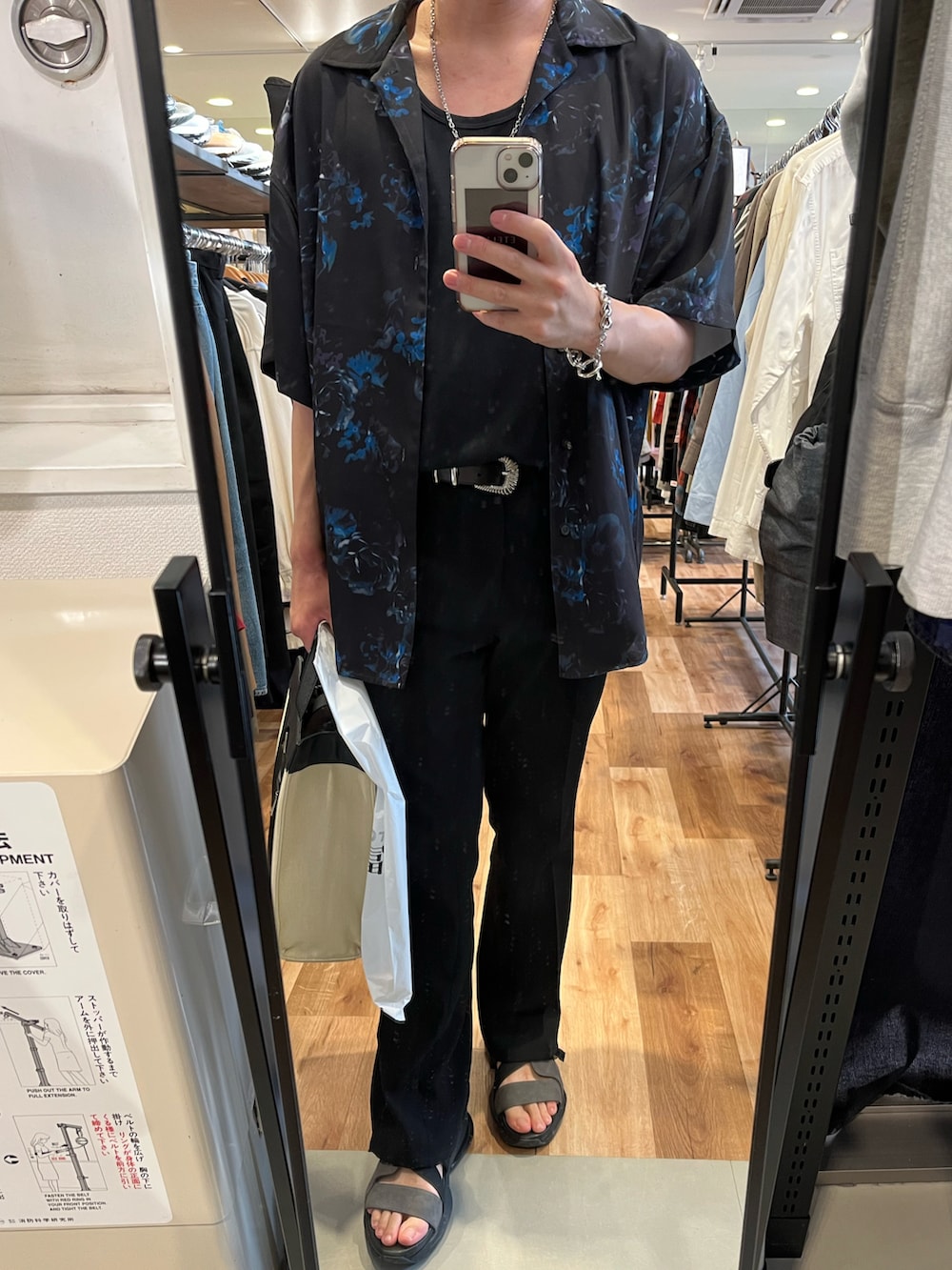ブラック系のシャツ/ブラウス、ブラック系のスラックス、ベージュ系のトートバッグを着用したメンズの夏コーディネートの2枚目の写真