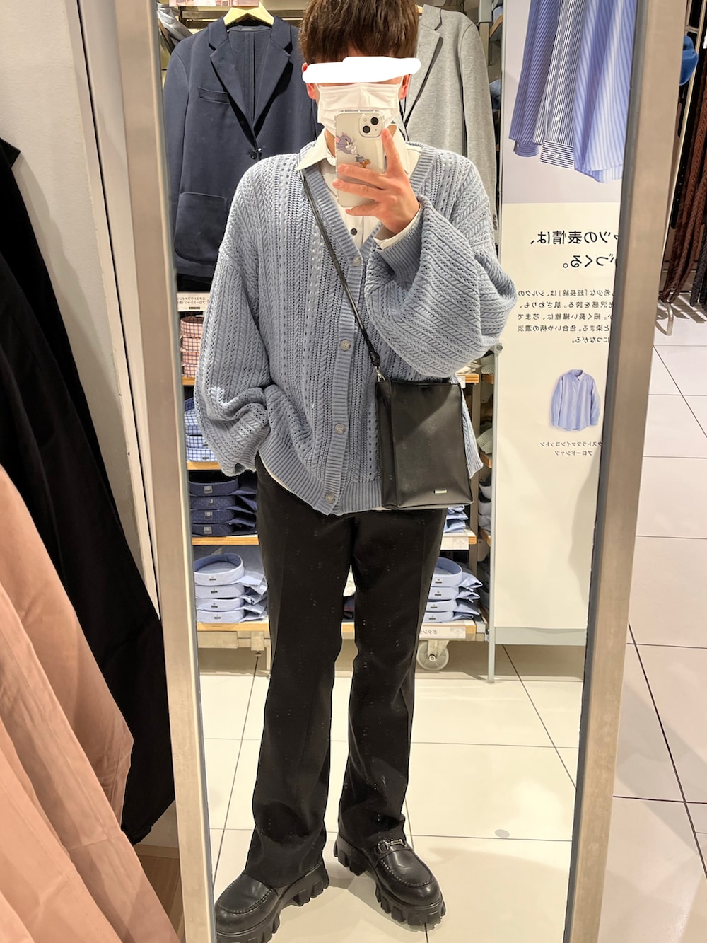 「春、メンズファッション、低身長コーデ、きれいめカジュアル、カーディガン、レギュラーカラーシャツ、シャツ、ショルダーバッグ、ブルー×グレー、フレアパンツ、フレアスラックス」｜「ADAMASTEのスカシアミリラックスカーディガン（カーディガン/ボレロ、ブルー系）」を使った、まったいきさん（メンズ・166cm）の春コーディネートの2枚目の写真