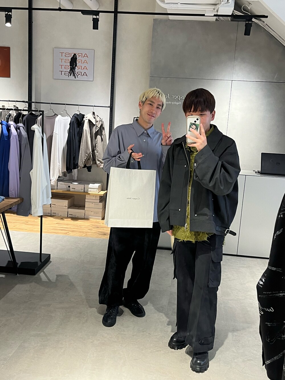 ブラック系のブルゾン、グリーン系のシャツ/ブラウス、ブラック系のカーゴパンツを着用したメンズの春コーディネートの2枚目の写真