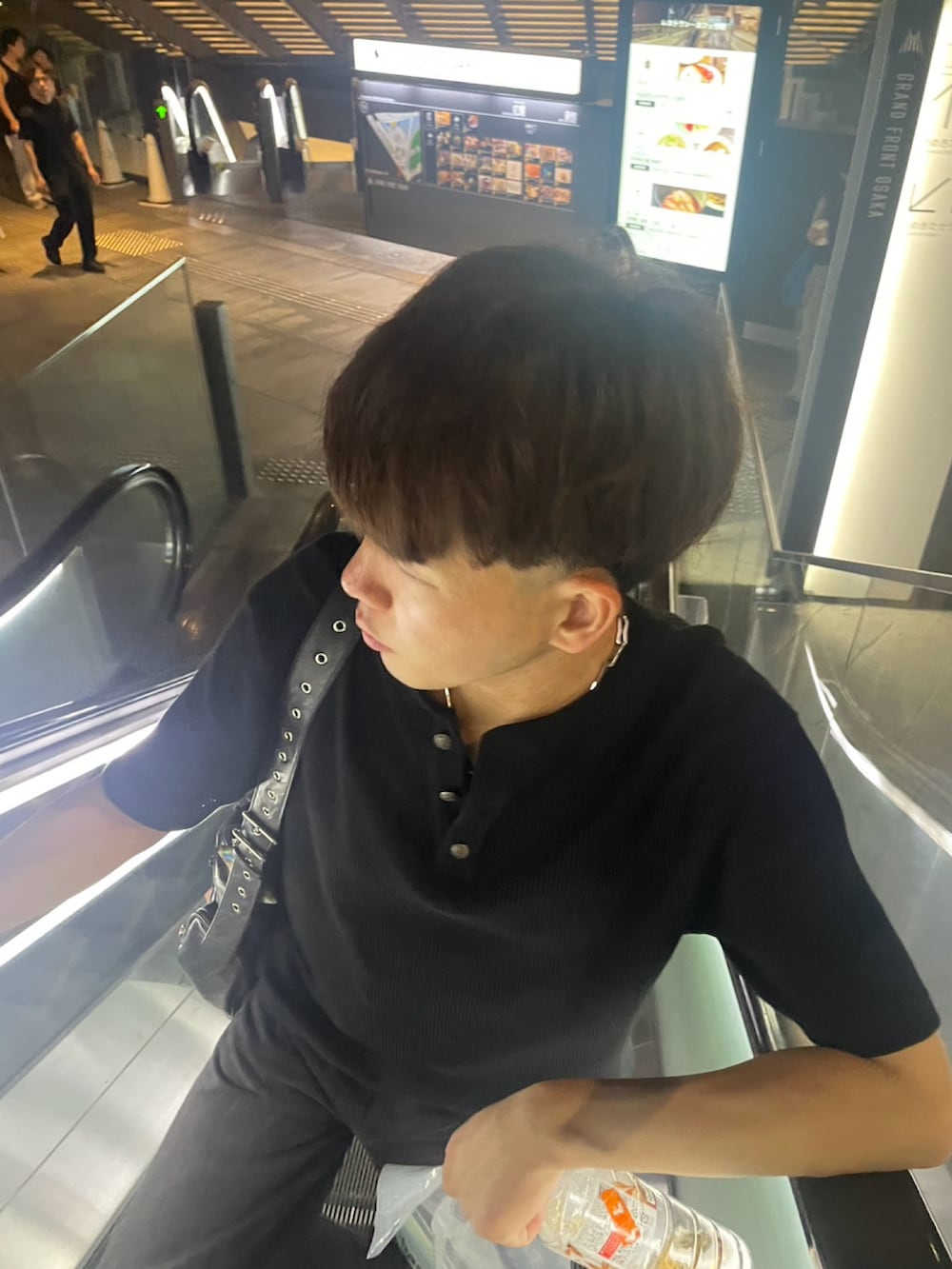 ブラック系のTシャツ/カットソー、ブラック系のデニムパンツ、ブラック系のボストンバッグを着用したメンズの秋コーディネートの2枚目の写真