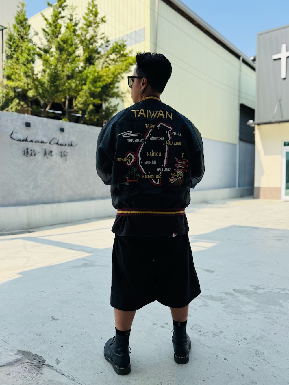 ブラック系のスカジャン、ブラック系のその他パンツ、ブラック系のブーツを着用したメンズの春コーディネートの3枚目の写真