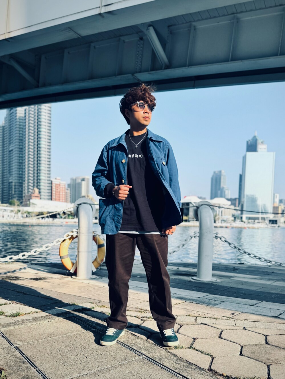 ブルー系のミリタリージャケット、ブラック系のスウェット、ブラウン系のその他パンツを着用したメンズの冬コーディネートの2枚目の写真