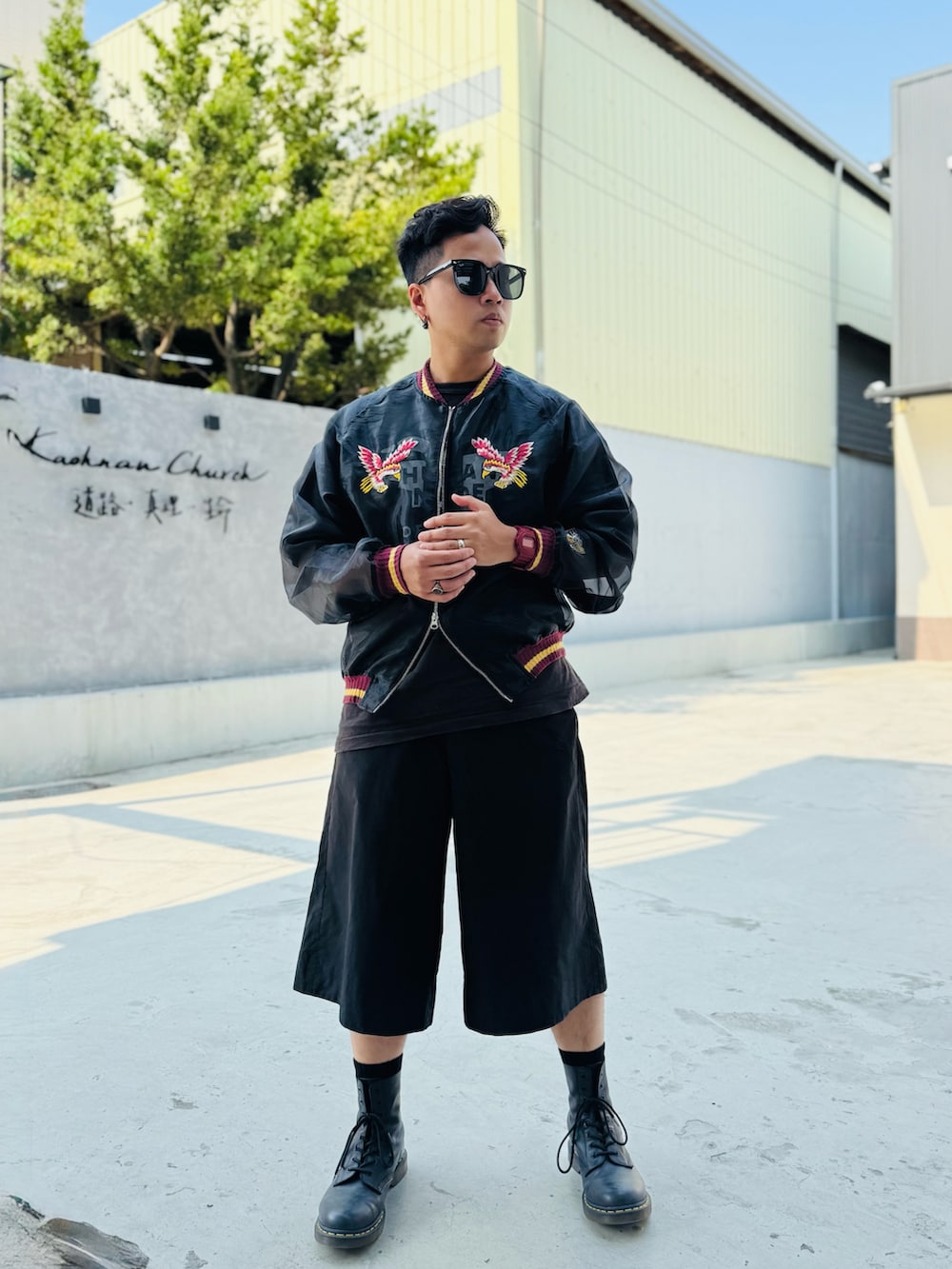 ブラック系のスカジャン、ブラック系のその他パンツ、ブラック系のブーツを着用したメンズの春コーディネートの2枚目の写真