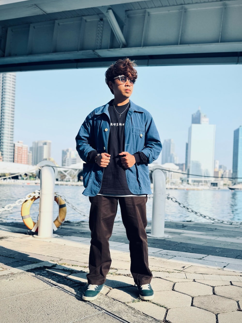 ブルー系のミリタリージャケット、ブラック系のスウェット、ブラウン系のその他パンツを着用したメンズの冬コーディネートの3枚目の写真