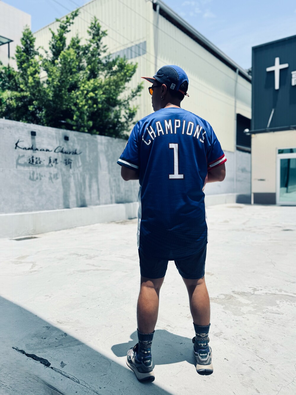 ブルー系のスタジャン、ブルー系のその他パンツ、パープル系のスニーカーを着用したメンズの夏コーディネートの2枚目の写真