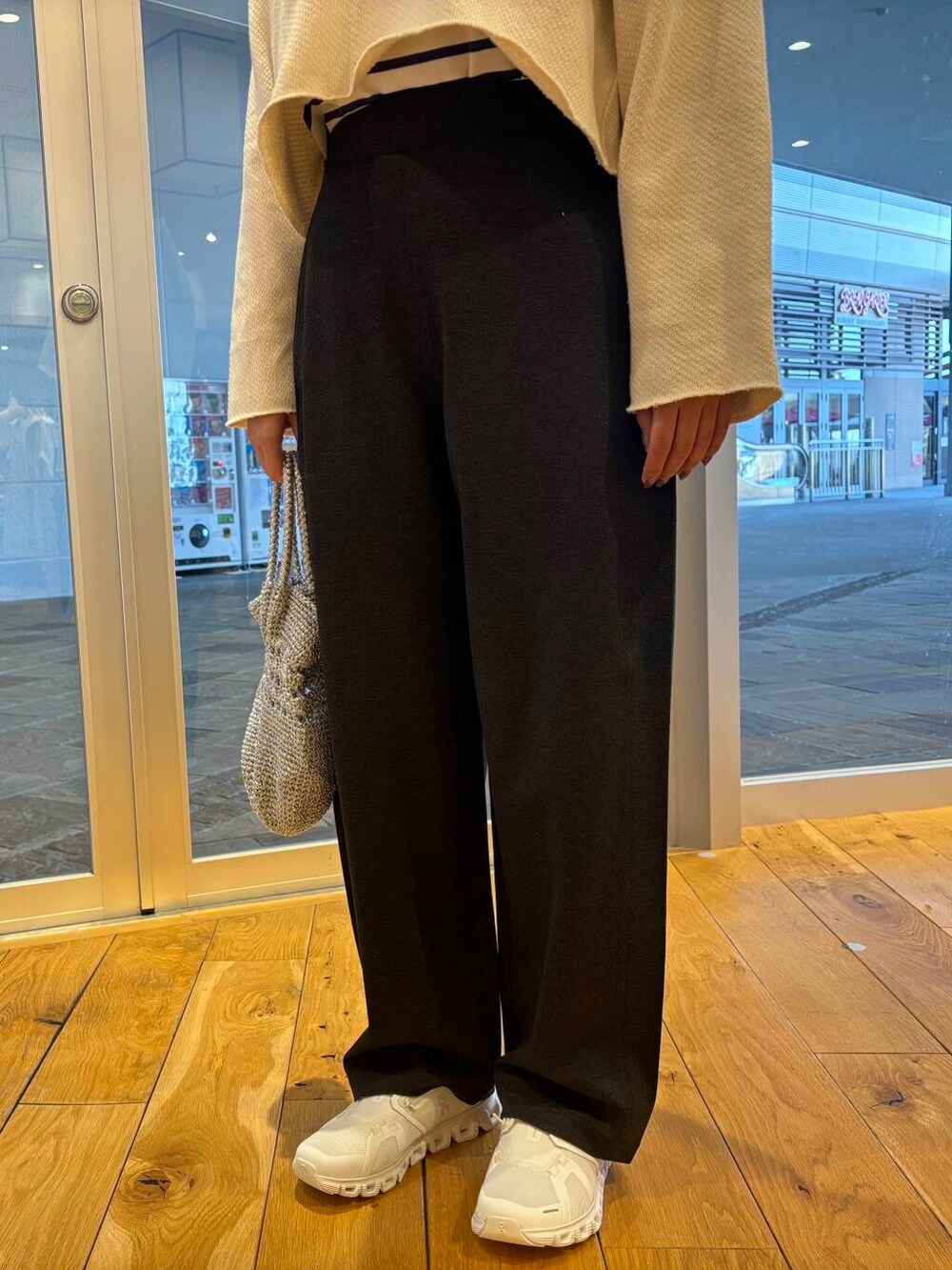 ブルー系のTシャツ/カットソー、ホワイト系のTシャツ/カットソー、グレー系のその他パンツを着用したレディースの冬コーディネートの4枚目の写真