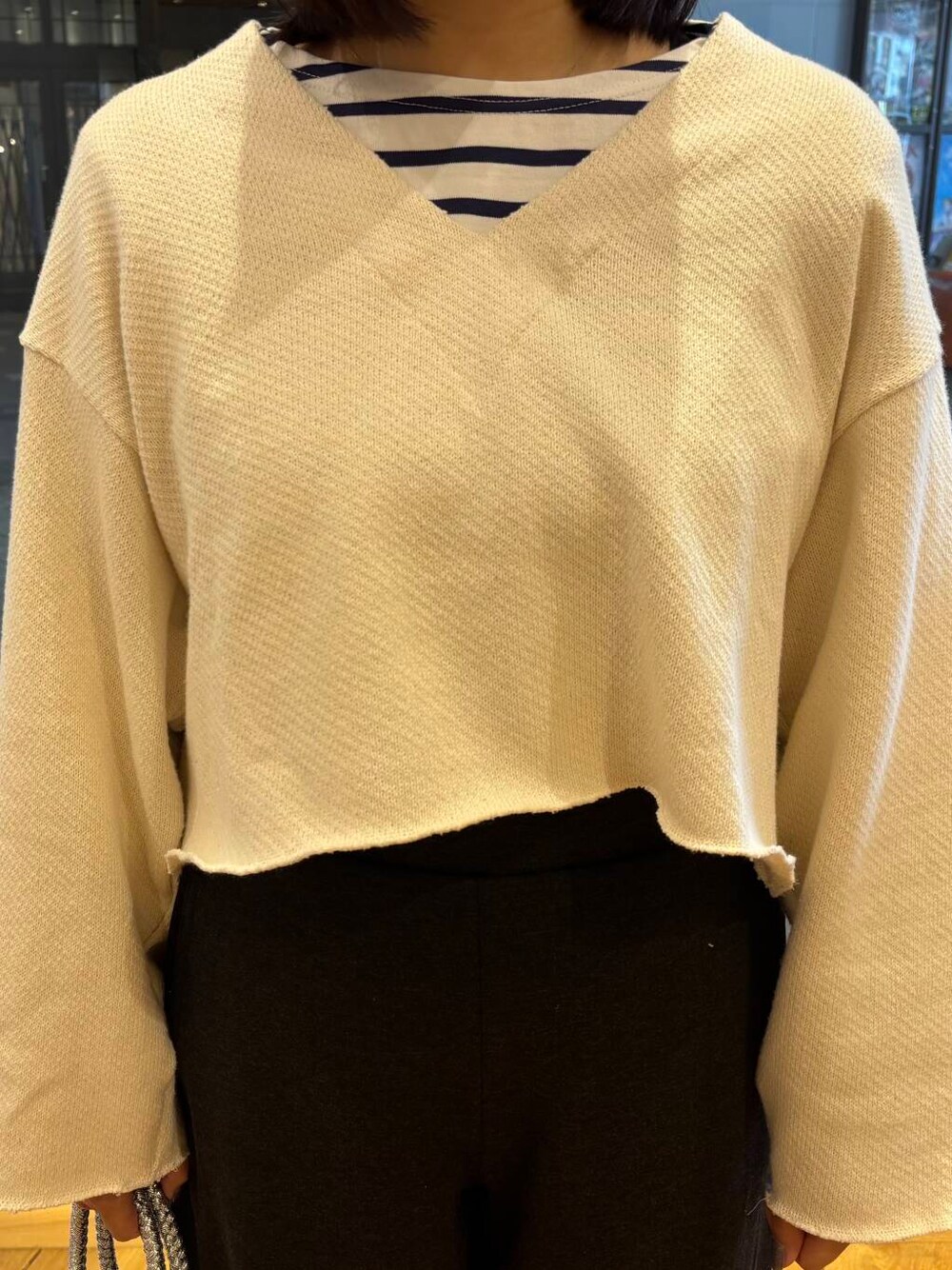 ブルー系のTシャツ/カットソー、ホワイト系のTシャツ/カットソー、グレー系のその他パンツを着用したレディースの冬コーディネートの2枚目の写真