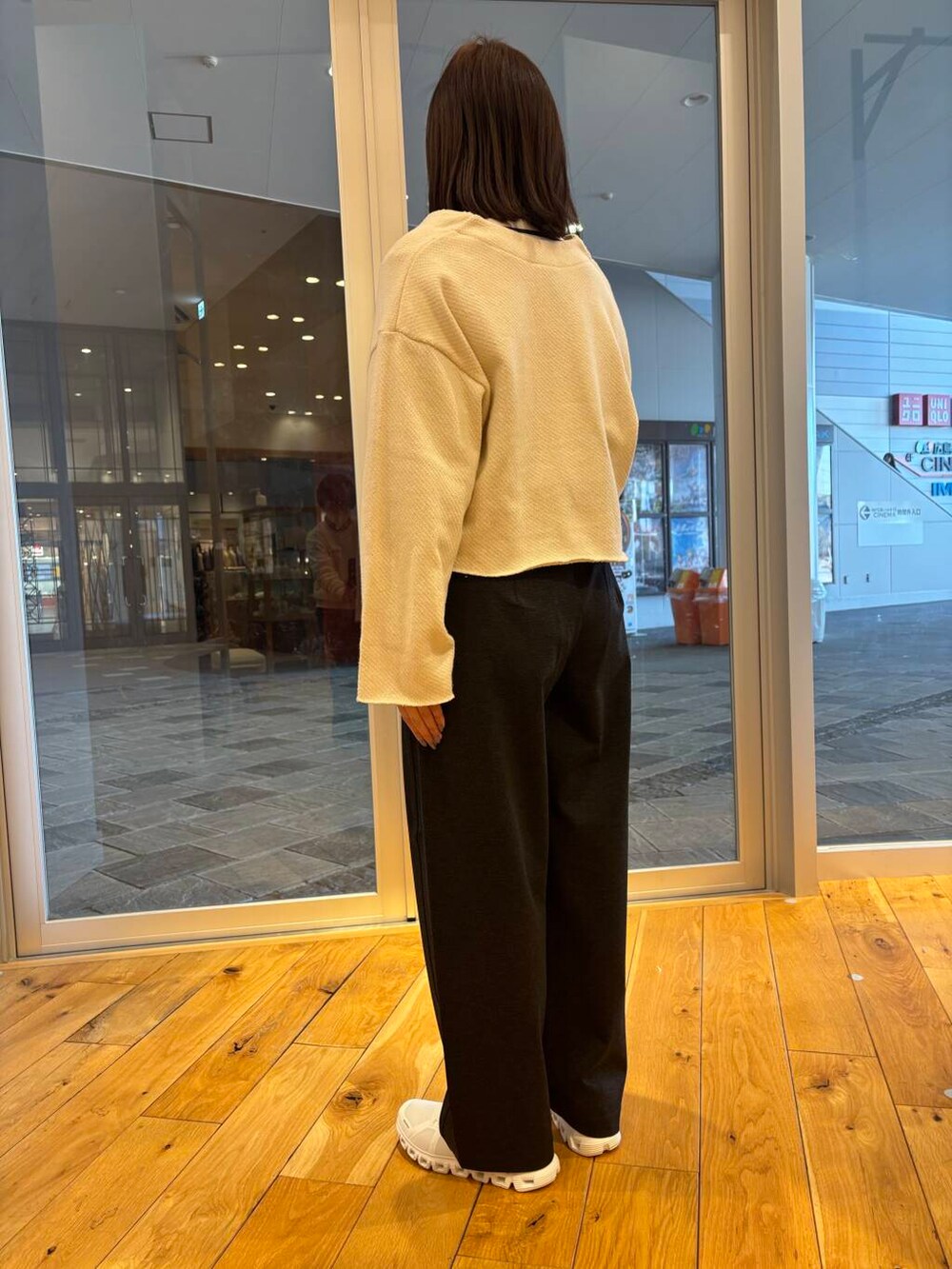 ブルー系のTシャツ/カットソー、ホワイト系のTシャツ/カットソー、グレー系のその他パンツを着用したレディースの冬コーディネートの3枚目の写真