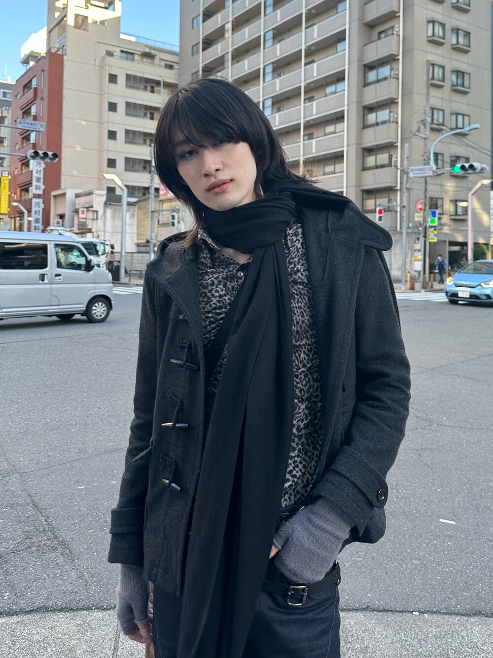 「y2k、ダッフルコート、柄シャツ、レオパード、スカーフ、デニムパンツ、厚底シューズ、休日スタイル、休日コーデ、今日のコーデ、シンプルコーデ、春、春コーデ、春のおしゃ見えテクニック」｜「BLANK　のアイテム（デニムパンツ、ブルー系）」を使った、aotoさん（メンズ・181cm）の春コーディネートの3枚目の写真