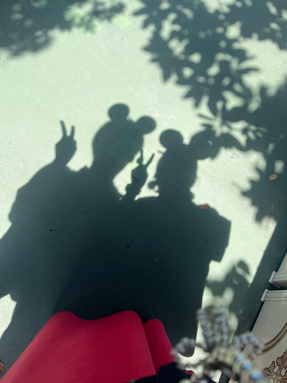 ブラック系のポロシャツ、ブラック系のスニーカー、ブラック系のベストを着用したレディースの秋コーディネートの3枚目の写真