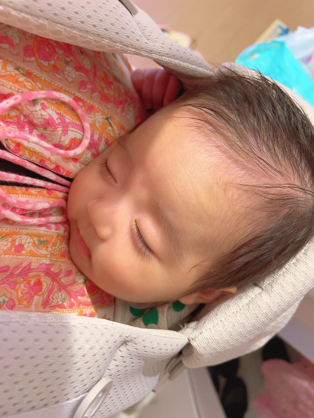 ピンク系のワンピース、ブルー系のデニムパンツ、ブラック系のサンダルを着用したレディースの夏コーディネートの2枚目の写真