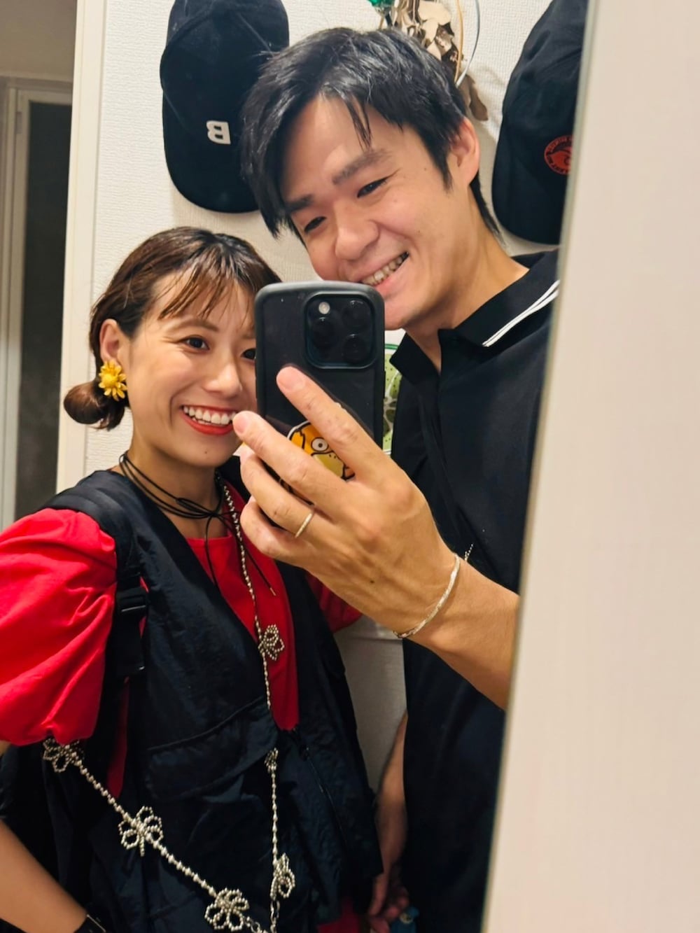 ブラック系のポロシャツ、ブラック系のスニーカー、ブラック系のベストを着用したレディースの秋コーディネートの2枚目の写真