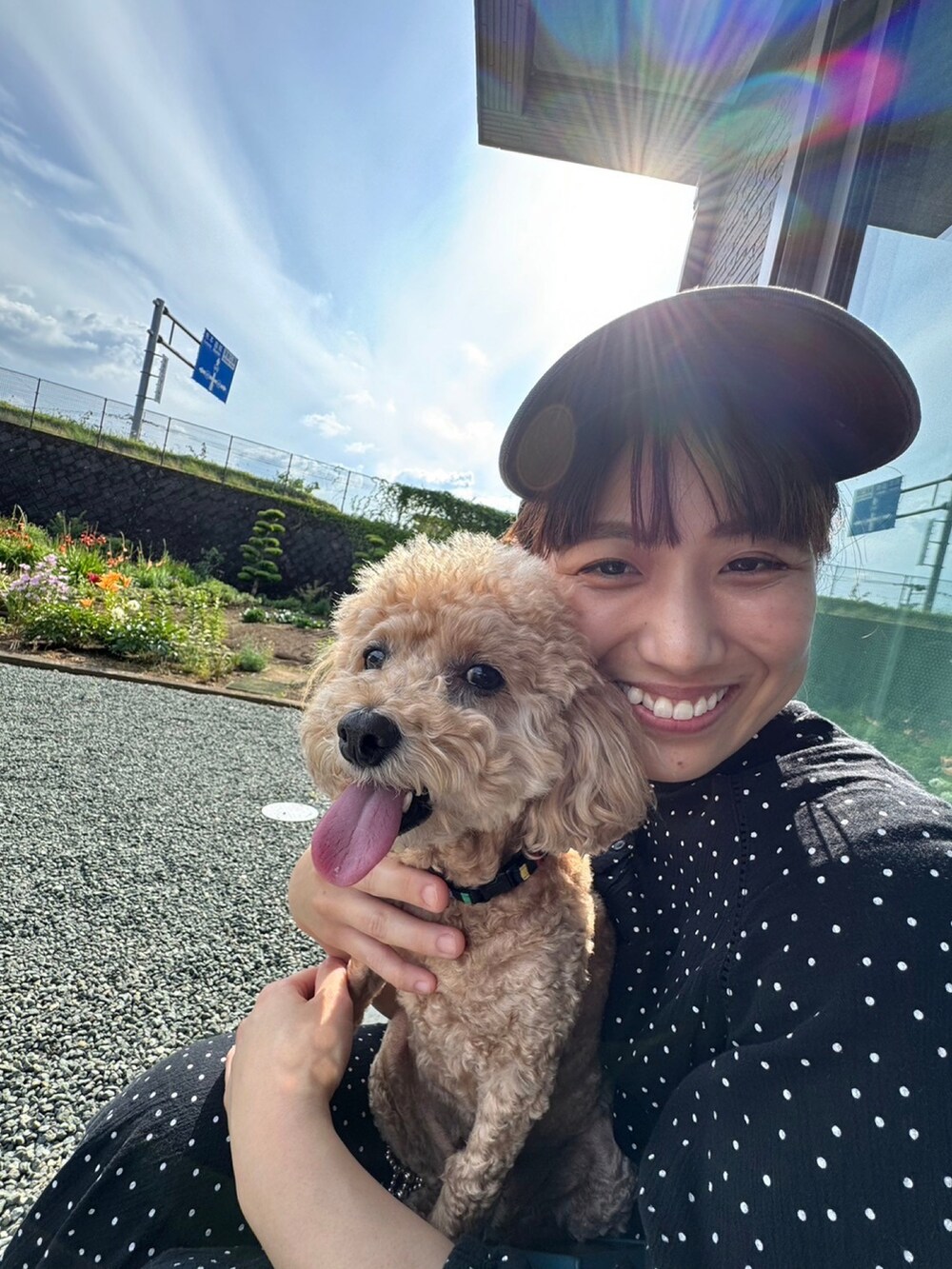 ブラック系のサンダル、ブラック系のジャケット/アウター、ホワイト系のワンピースを着用したレディースの夏コーディネートの2枚目の写真