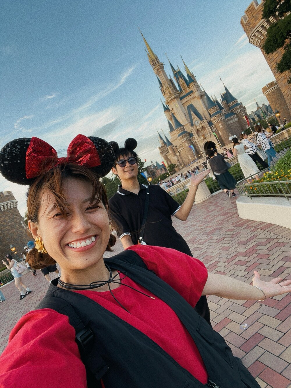 ブラック系のポロシャツ、ブラック系のスニーカー、ブラック系のベストを着用したレディースの秋コーディネートの4枚目の写真