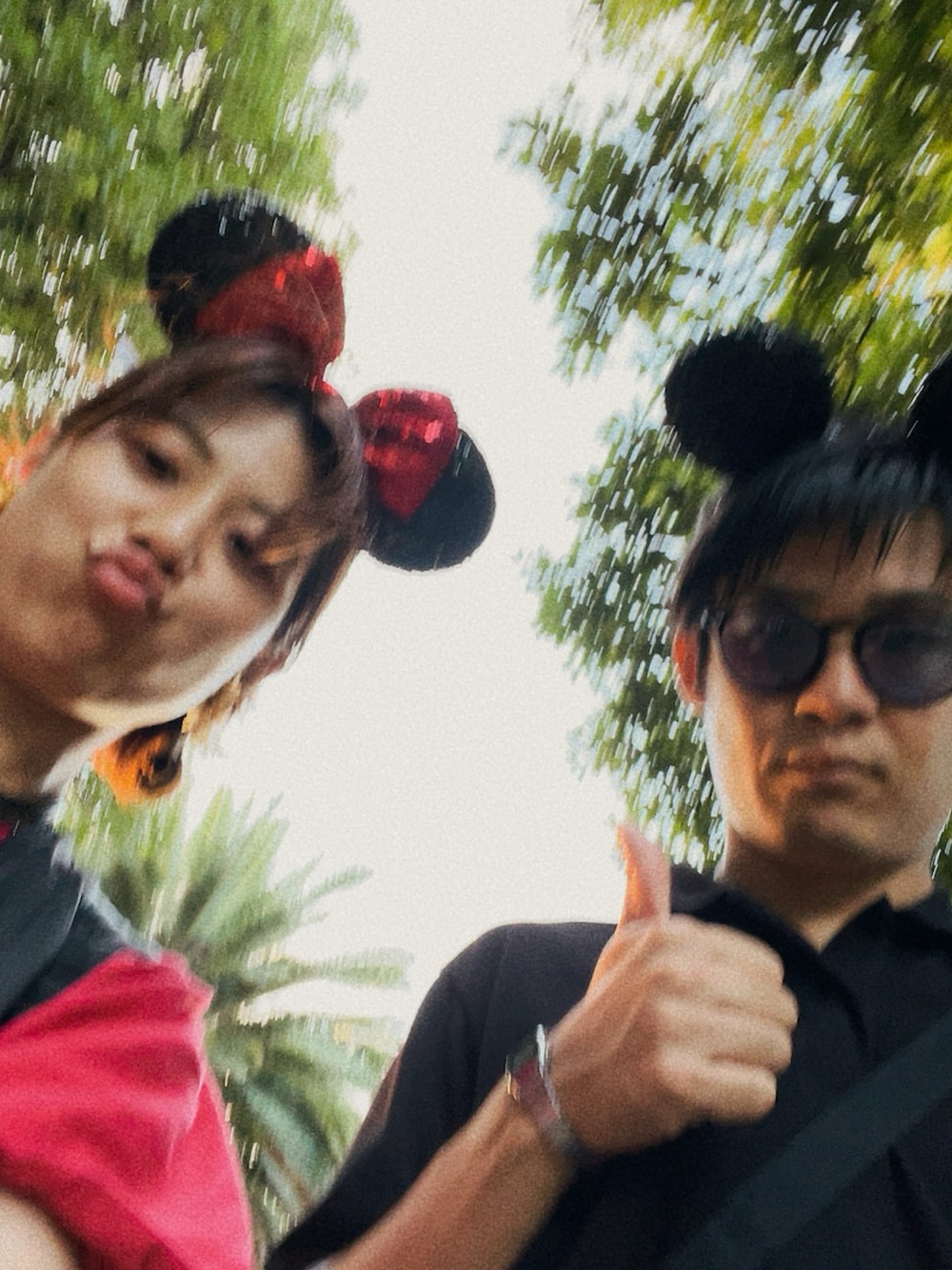 ブラック系のポロシャツ、ブラック系のスニーカー、ブラック系のベストを着用したレディースの秋コーディネートの5枚目の写真