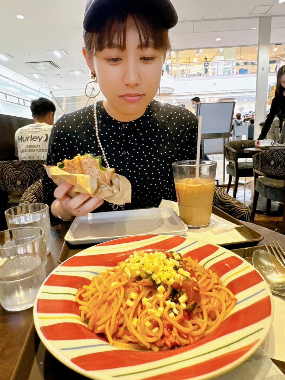 ブラック系のサンダル、ブラック系のジャケット/アウター、ホワイト系のワンピースを着用したレディースの夏コーディネートの3枚目の写真