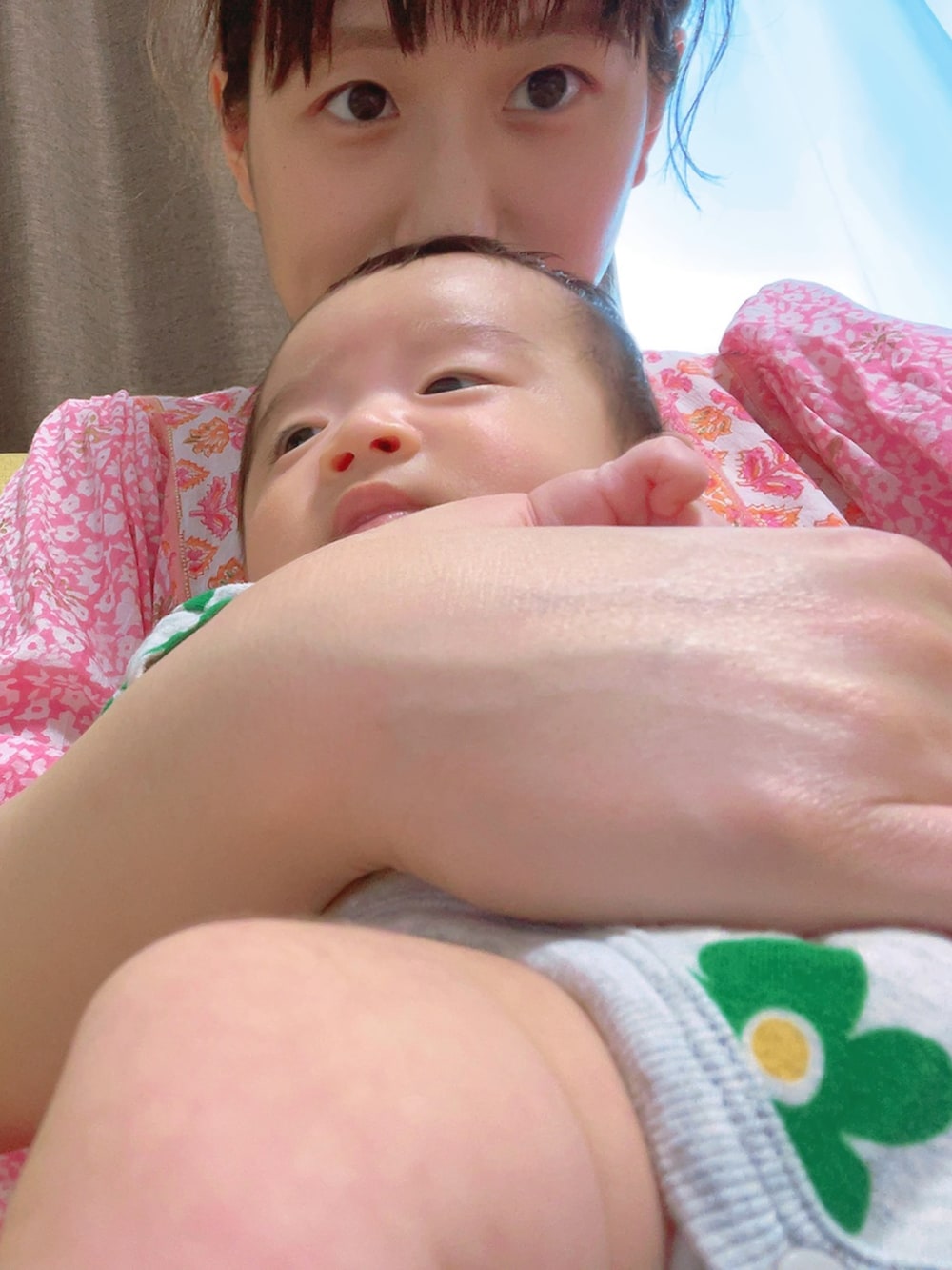 ピンク系のワンピース、ブルー系のデニムパンツ、ブラック系のサンダルを着用したレディースの夏コーディネートの3枚目の写真