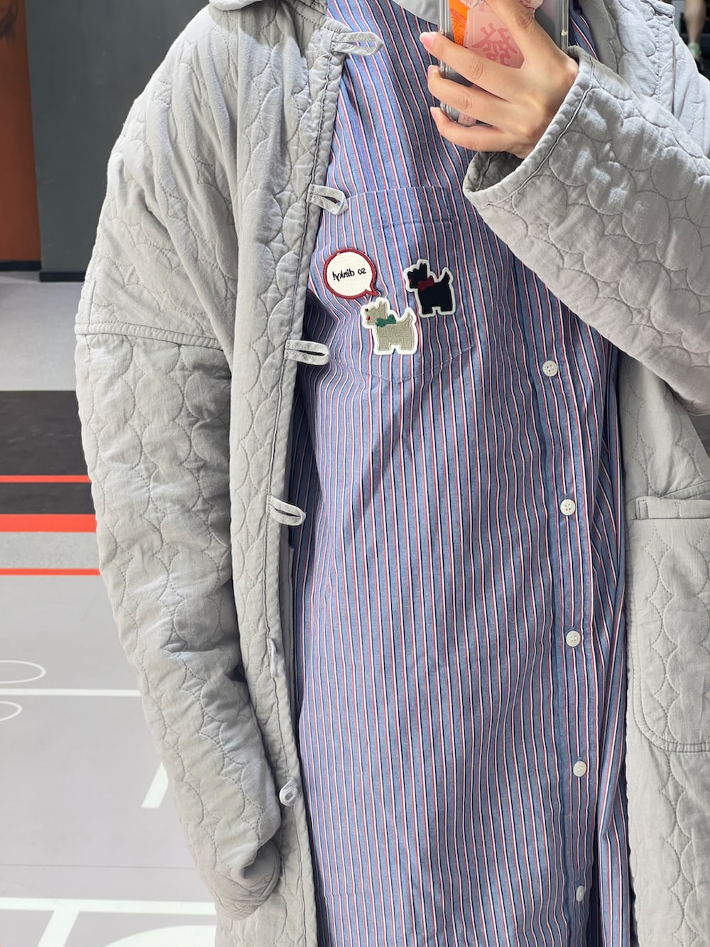 その他のシャツ/ブラウス、グレー系のその他アウター、ブラック系のその他パンツを着用したレディースの秋コーディネートの2枚目の写真