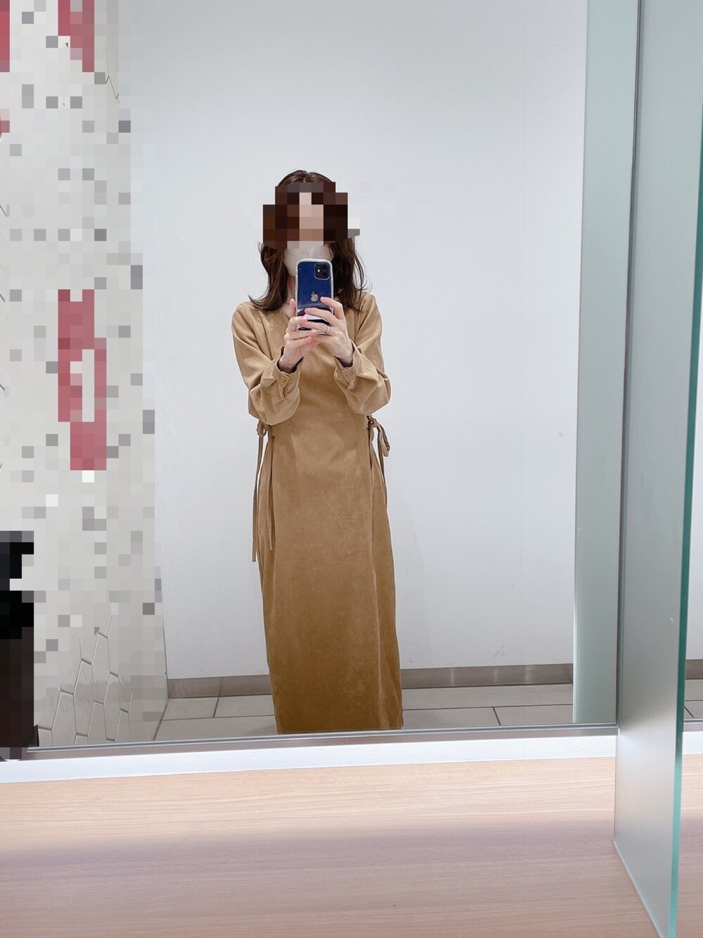 ブラウン系のワンピースを着用したレディースの秋コーディネートの2枚目の写真