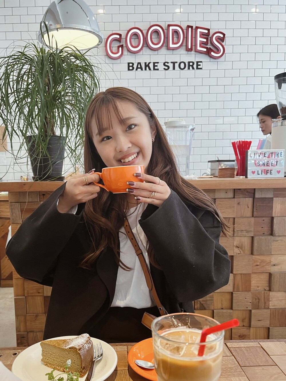「今日のコスメと服、ブラックコーデ、おでかけコーデ、サンバ、samba、adidas、アディダス、strathberry」｜「moment+のダブルフェイスロングガウンコート（チェスターコート、ブラック系）」を使った、M a iさん（レディース・158cm）の冬コーディネートの4枚目の写真