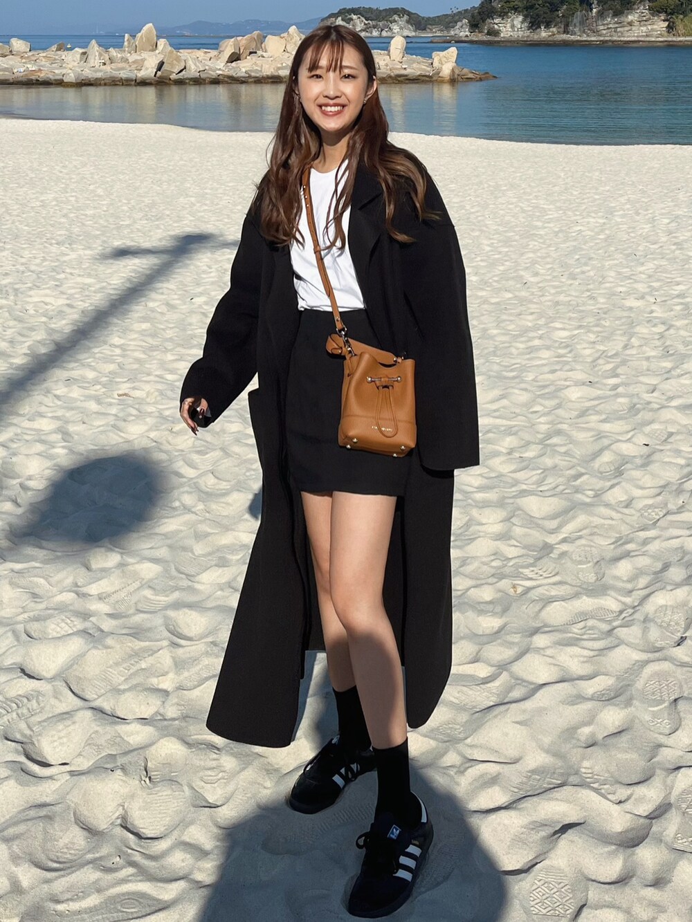 「今日のコスメと服、ブラックコーデ、おでかけコーデ、サンバ、samba、adidas、アディダス、strathberry」｜「moment+のダブルフェイスロングガウンコート（チェスターコート、ブラック系）」を使った、M a iさん（レディース・158cm）の冬コーディネートの3枚目の写真