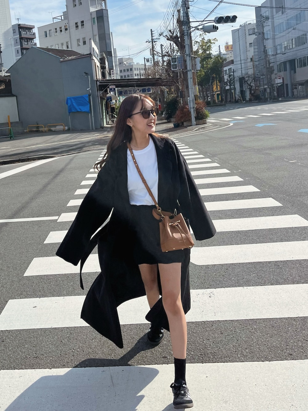 「今日のコスメと服、ブラックコーデ、おでかけコーデ、サンバ、samba、adidas、アディダス、strathberry」｜「moment+のダブルフェイスロングガウンコート（チェスターコート、ブラック系）」を使った、M a iさん（レディース・158cm）の冬コーディネートの2枚目の写真