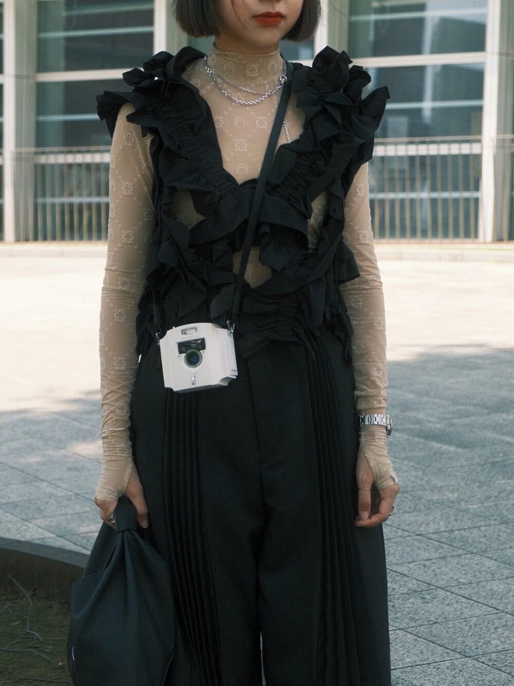 ブラック系のトートバッグ、ブラック系のその他パンツ、ブラック系のシューズを着用したレディースの夏コーディネートの4枚目の写真