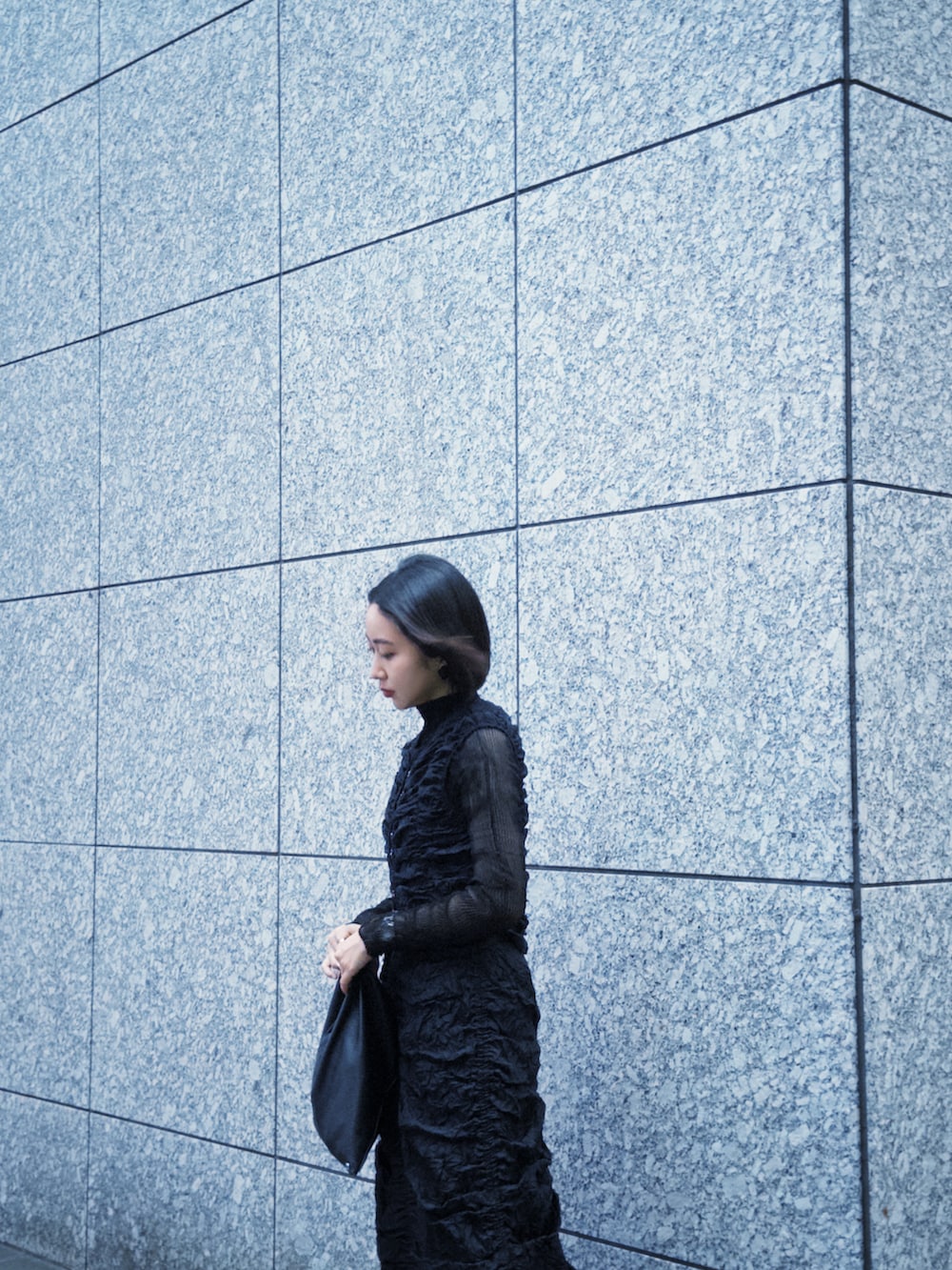 ブラック系のトートバッグ、ブラック系のスニーカー、ブラック系のTシャツ/カットソーを着用したレディースの夏コーディネートの2枚目の写真