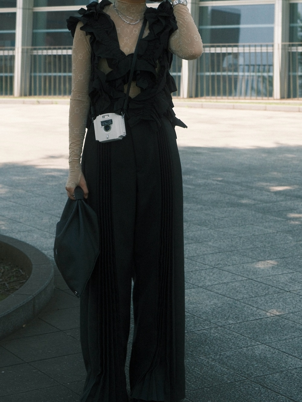 ブラック系のトートバッグ、ブラック系のその他パンツ、ブラック系のシューズを着用したレディースの夏コーディネートの3枚目の写真