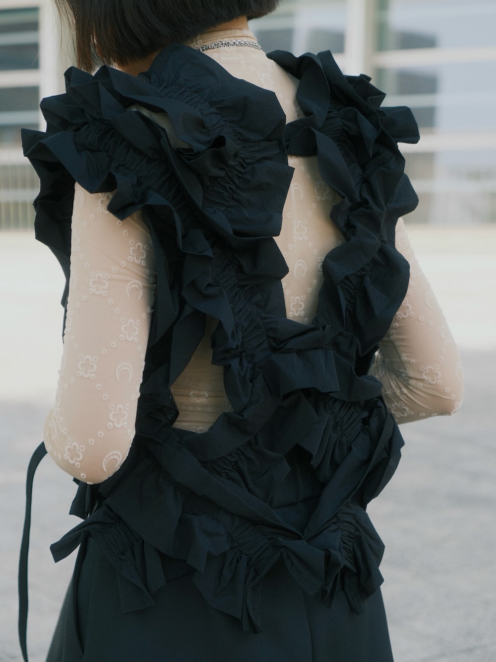 ブラック系のトートバッグ、ブラック系のその他パンツ、ブラック系のシューズを着用したレディースの夏コーディネートの5枚目の写真