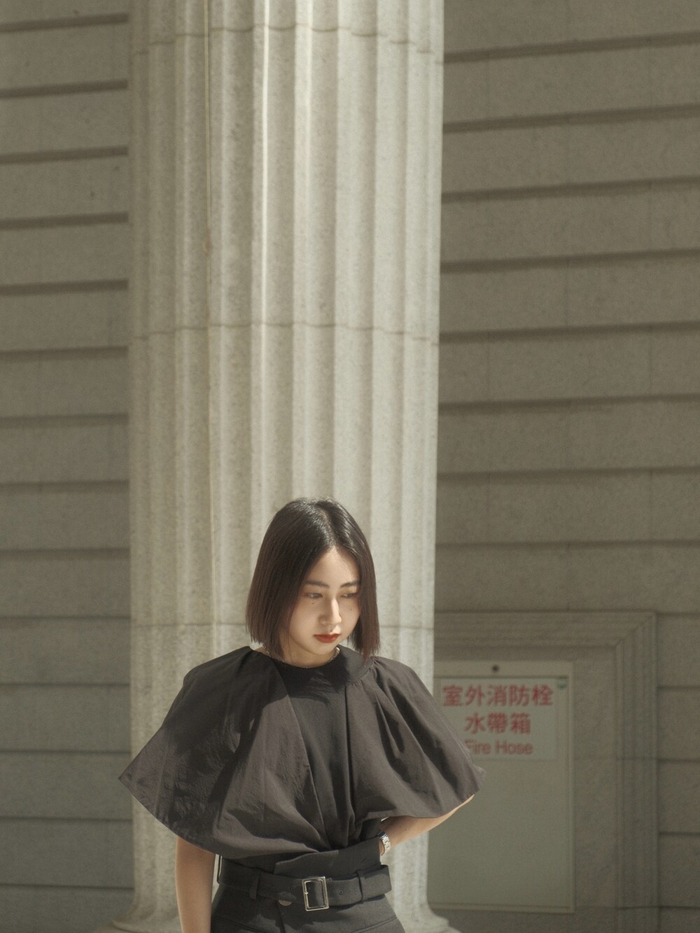 ブラック系のその他パンツ、ブラック系のTシャツ/カットソー、ブラック系のバッグを着用したレディースの夏コーディネートの3枚目の写真