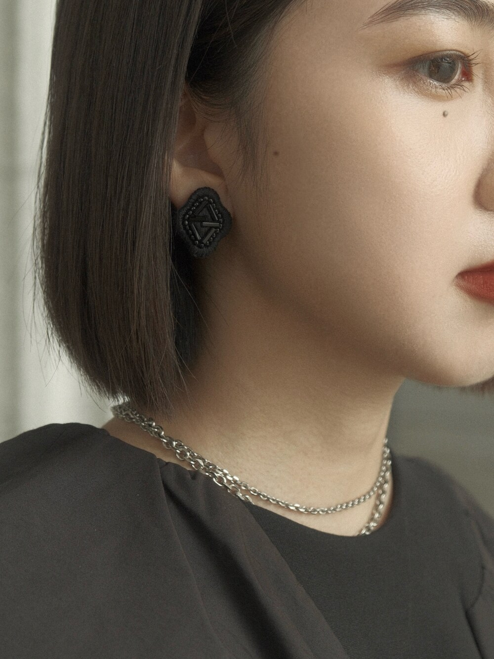 ブラック系のその他パンツ、ブラック系のTシャツ/カットソー、ブラック系のバッグを着用したレディースの夏コーディネートの4枚目の写真