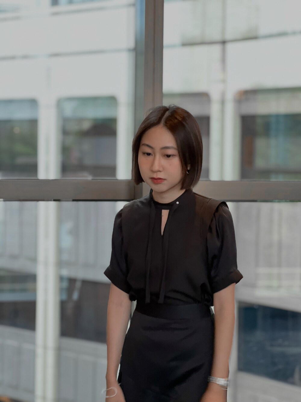 ブラック系のスカート、ブラック系のスニーカー、ブラック系のシャツ/ブラウスを着用したレディースの夏コーディネートの5枚目の写真