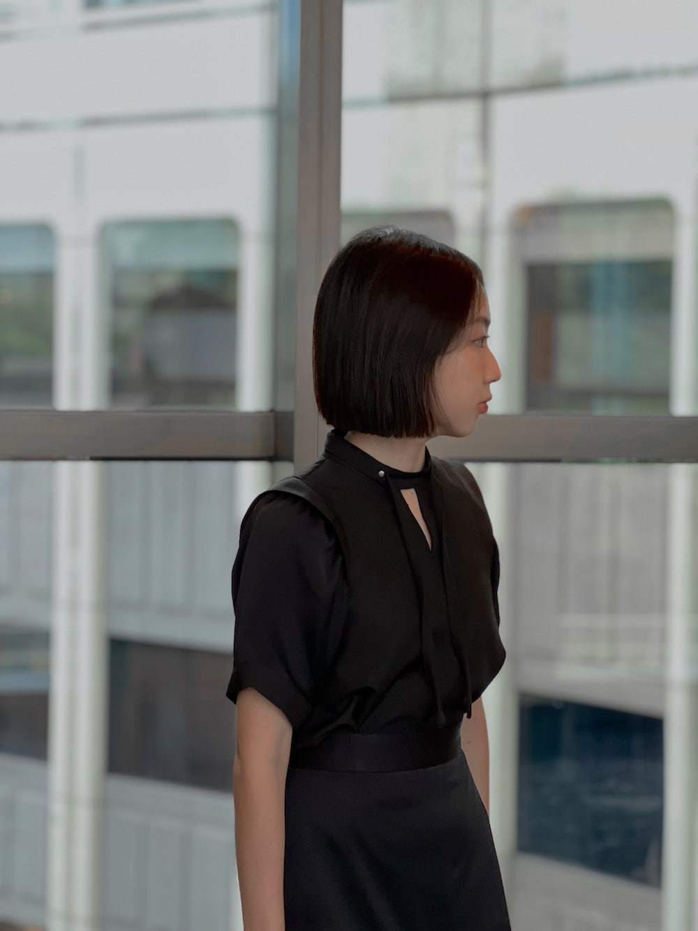 ブラック系のスカート、ブラック系のスニーカー、ブラック系のシャツ/ブラウスを着用したレディースの夏コーディネートの4枚目の写真