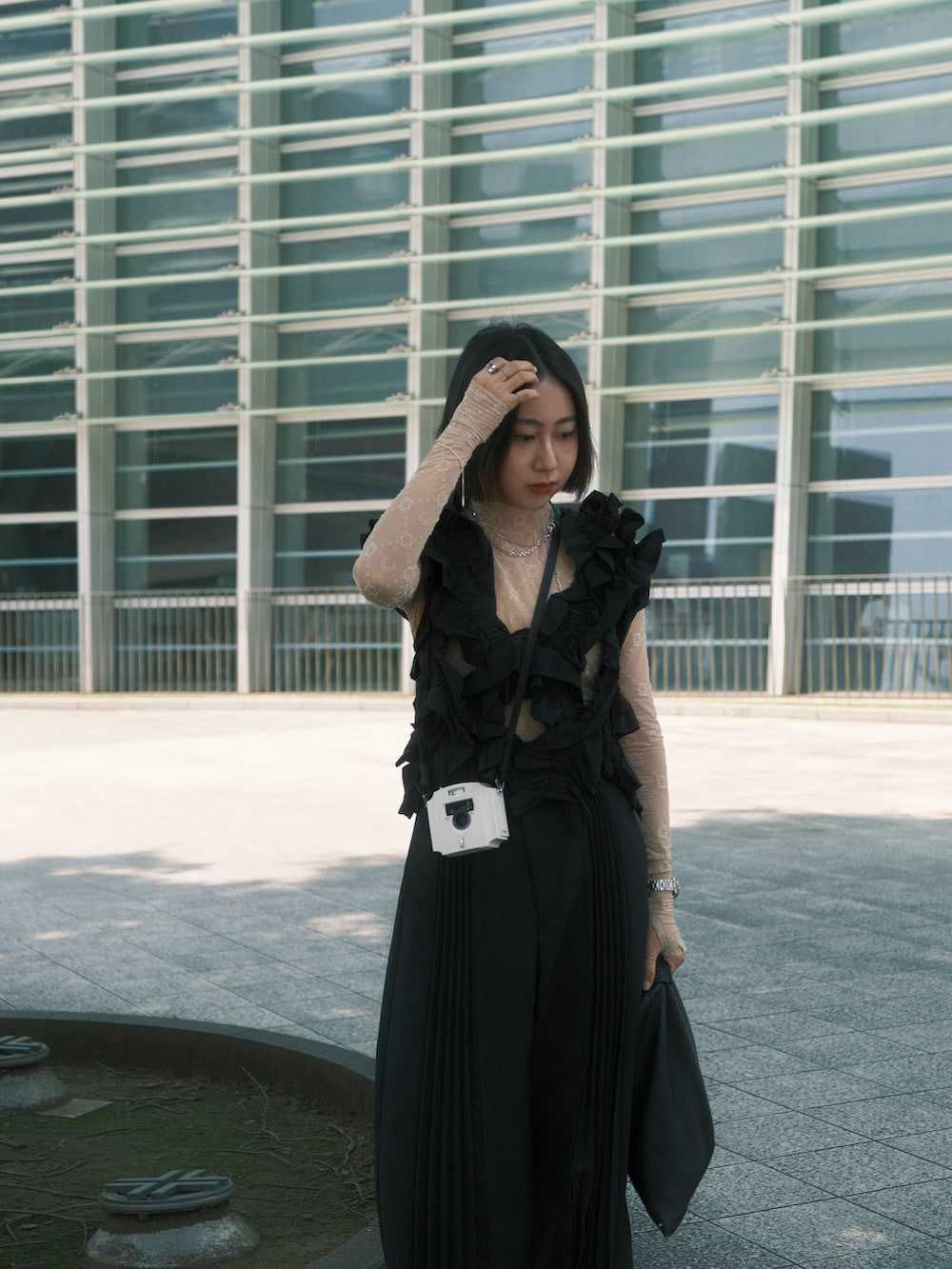 ブラック系のトートバッグ、ブラック系のその他パンツ、ブラック系のシューズを着用したレディースの夏コーディネートの2枚目の写真