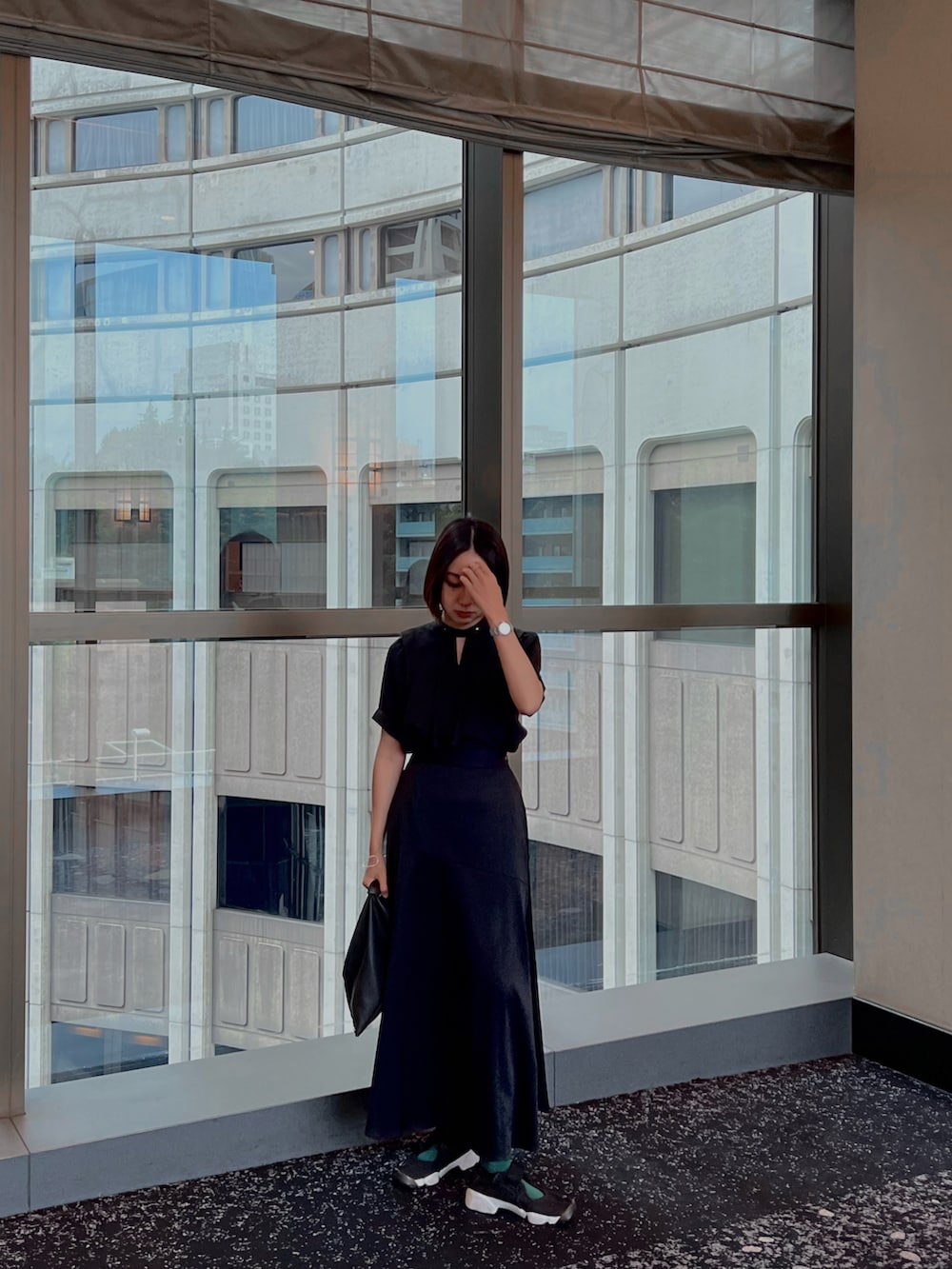 ブラック系のスカート、ブラック系のスニーカー、ブラック系のシャツ/ブラウスを着用したレディースの夏コーディネートの2枚目の写真