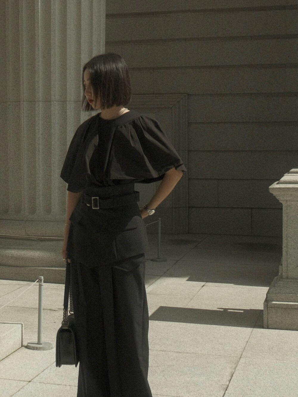 ブラック系のその他パンツ、ブラック系のTシャツ/カットソー、ブラック系のバッグを着用したレディースの夏コーディネートの2枚目の写真