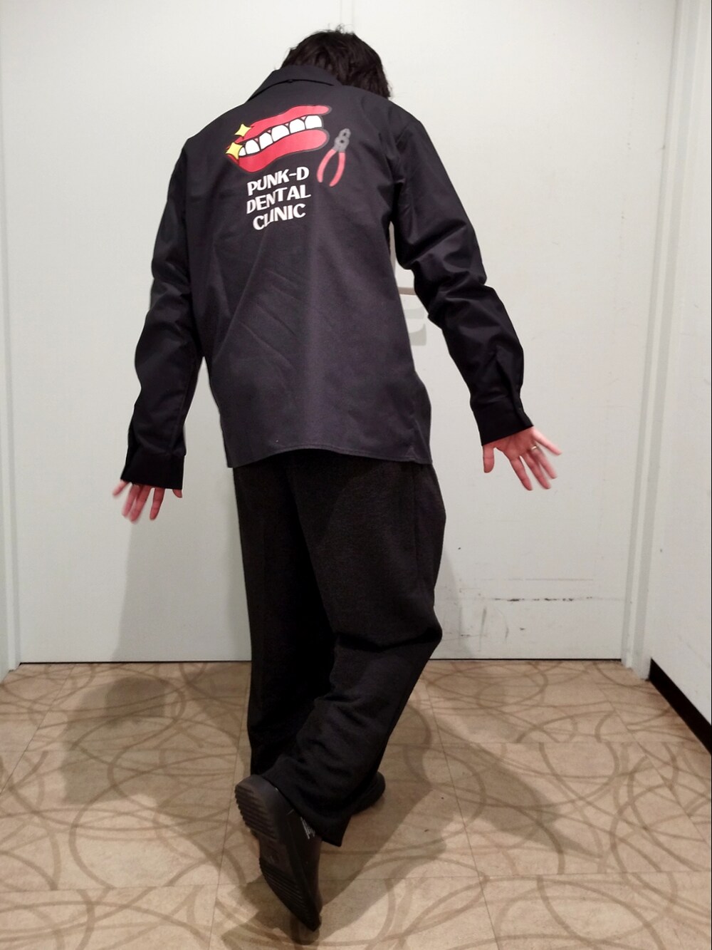 ブラック系のシャツ/ブラウス、ブラック系のパンツ、ブラック系のブーツを着用したメンズの冬コーディネートの2枚目の写真