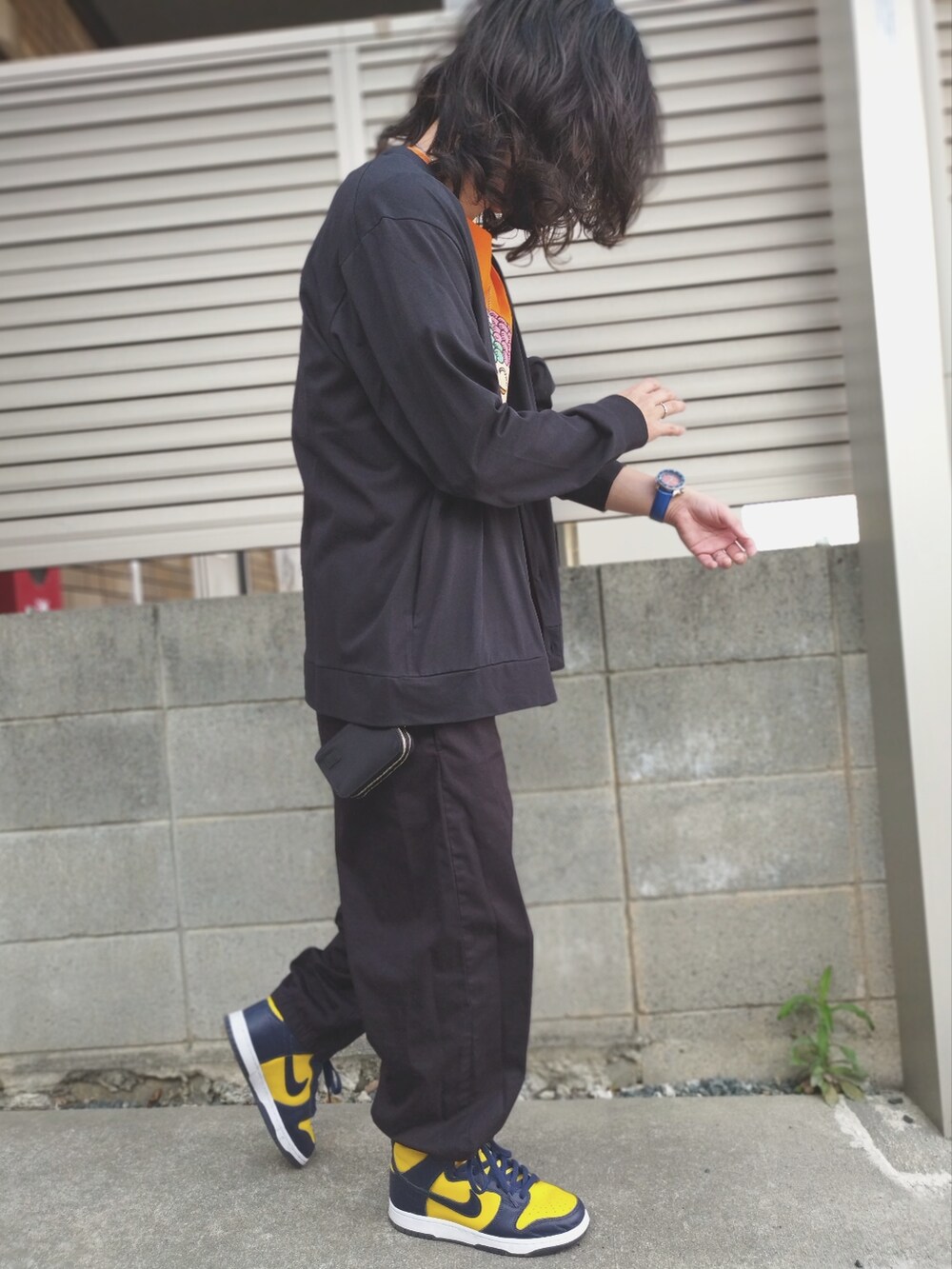 「春夏コーデ、カーティガン、バルーンパンツ、ブラックコーデ、オレンジ、NIKE、今日のコーデ、ストリート、オーバーサイズ、春服みてみて、スニーカーコーデ、スニーカー、パンクドランカーズ、ストリートコーデ、ジョジョの奇妙な冒険」｜「UNIQLOのアイテム（カーディガン/ボレロ、ブラック系）」を使った、Null-Ponさん（メンズ・164cm）の春コーディネートの2枚目の写真