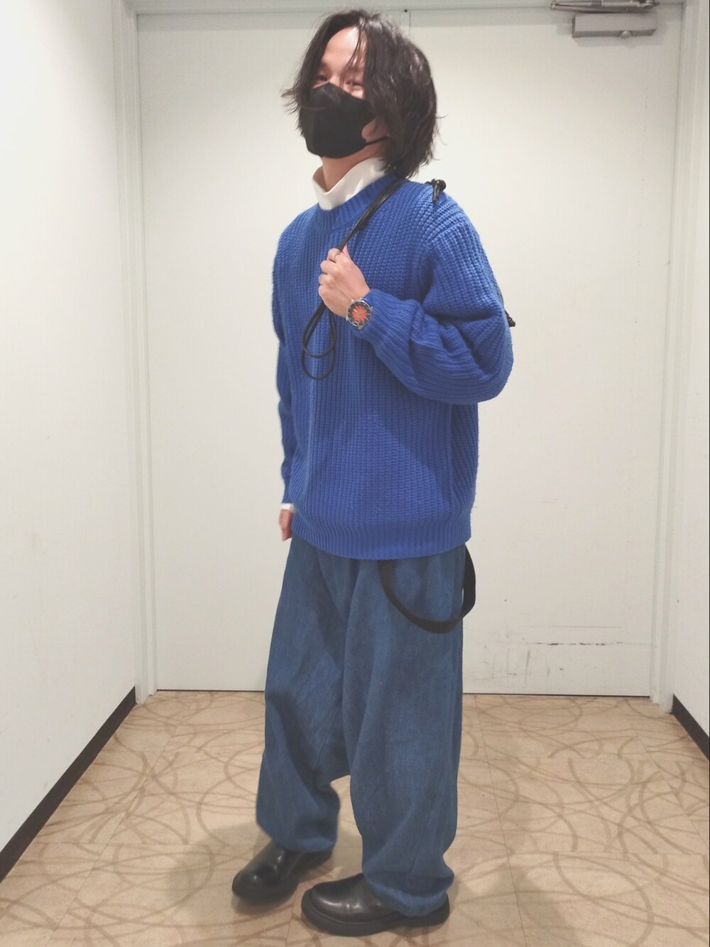「休日コーデ、低身長、ゆるコーデ、デニム、サイドゴアブーツ、巾着バッグ、青、ニット、ハイネック、本日のコーデ、ワイドパンツ、サロペット、GU」｜「GUのアイテム（ニット/セーター、ブルー系）」を使った、Null-Ponさん（メンズ・164cm）の冬コーディネートの2枚目の写真