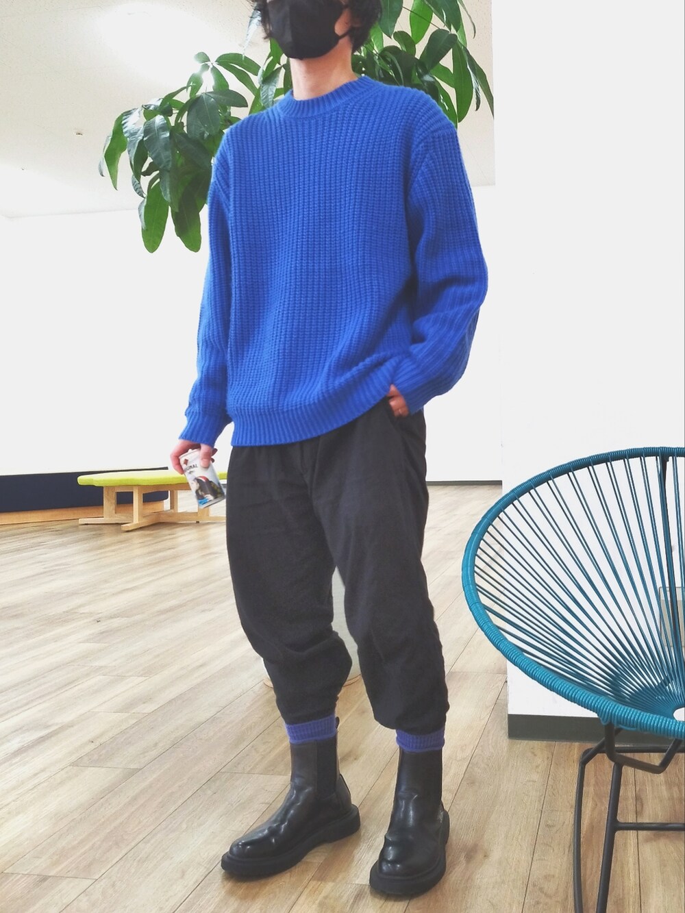 ブルー系のニット/セーター、ブラック系のその他パンツ、ブラック系のブーツを着用したメンズの冬コーディネートの2枚目の写真