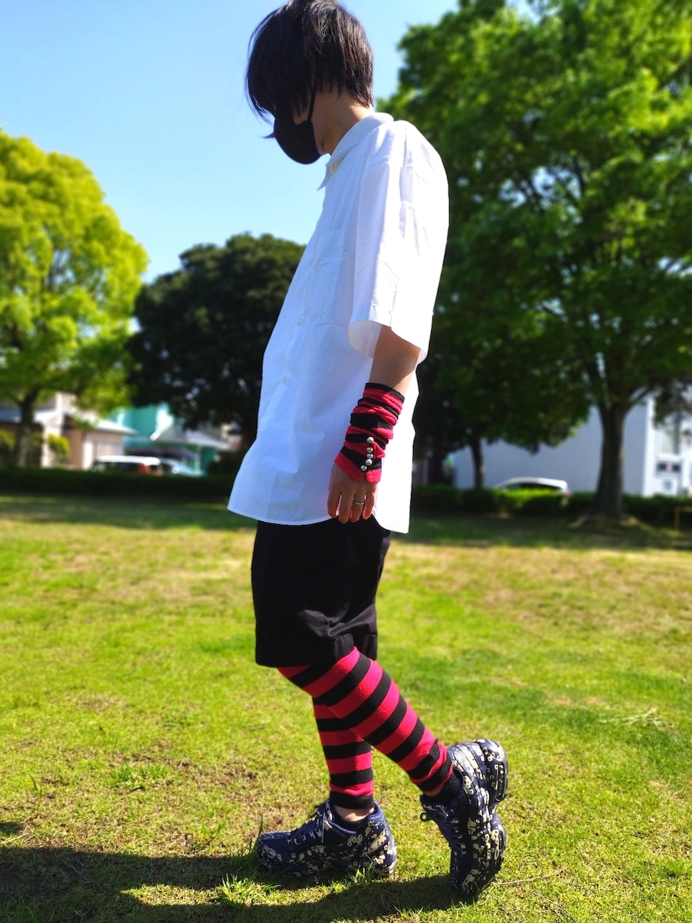 ホワイト系のシャツ/ブラウス、ブラック系のその他パンツ、ブラック系のスニーカーを着用したメンズの春コーディネートの2枚目の写真