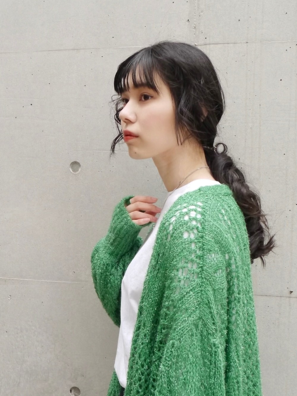 「今日のコスメと服、mamekurogouchi、mame、PERVERZE、BAO BAO ISSEY MIYAKE、オトナカジュアル、シンプルスタイル、カーディガン、ニットパンツ、モノトーンコーデ、骨格ナチュラル、カラーコーデ、ドクターマーチン、おでかけコーデ、白Tシャツ」｜「UNIQLOのアイテム（Tシャツ/カットソー、ホワイト系）」を使った、ユリさん（レディース・169cm）の春コーディネートの2枚目の写真