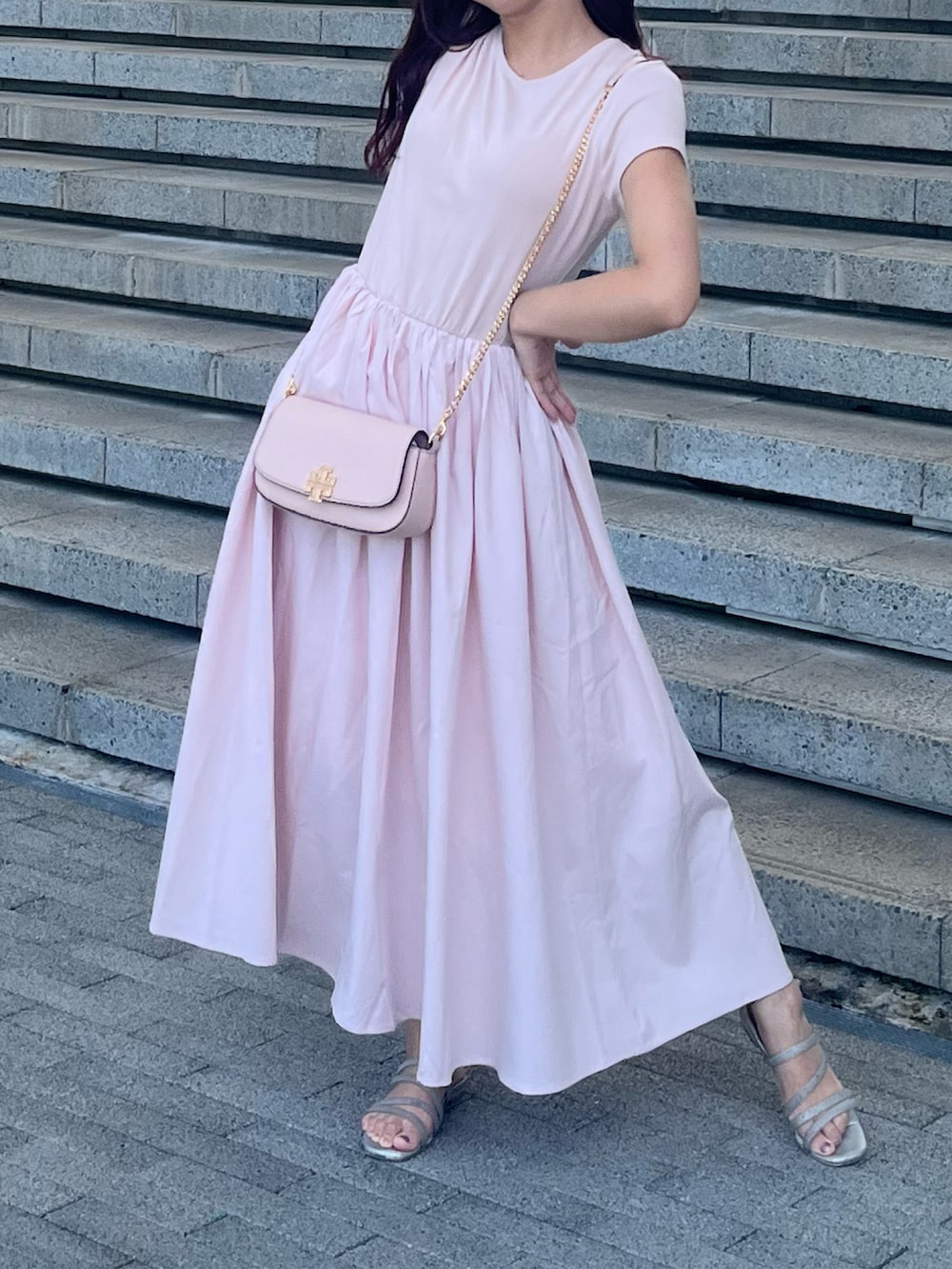 「お出かけコーデ、夏ファッション、楽チンコーデ、今日のコーデ、お洒落さんとつながりたい、夏、ワンピースコーデ、大人かわいい」｜「one after another NICE CLAUPのPVC チューブフラットサンダル（サンダル、シルバー系）」を使った、kanon さん（レディース・161cm）の夏コーディネートの2枚目の写真