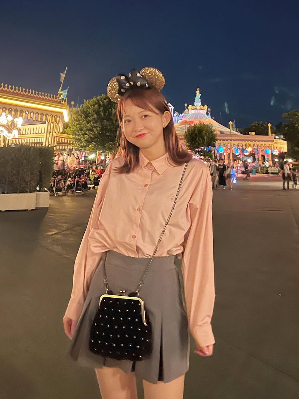 「ディズニーコーデ、ディズニー、プリーツスカート、シャツコーデ、お出かけコーデ」｜「VANNIE Uのスタンダードシャツ（シャツ/ブラウス、ピンク系）」を使った、kanon さん（レディース・161cm）の夏コーディネートの2枚目の写真